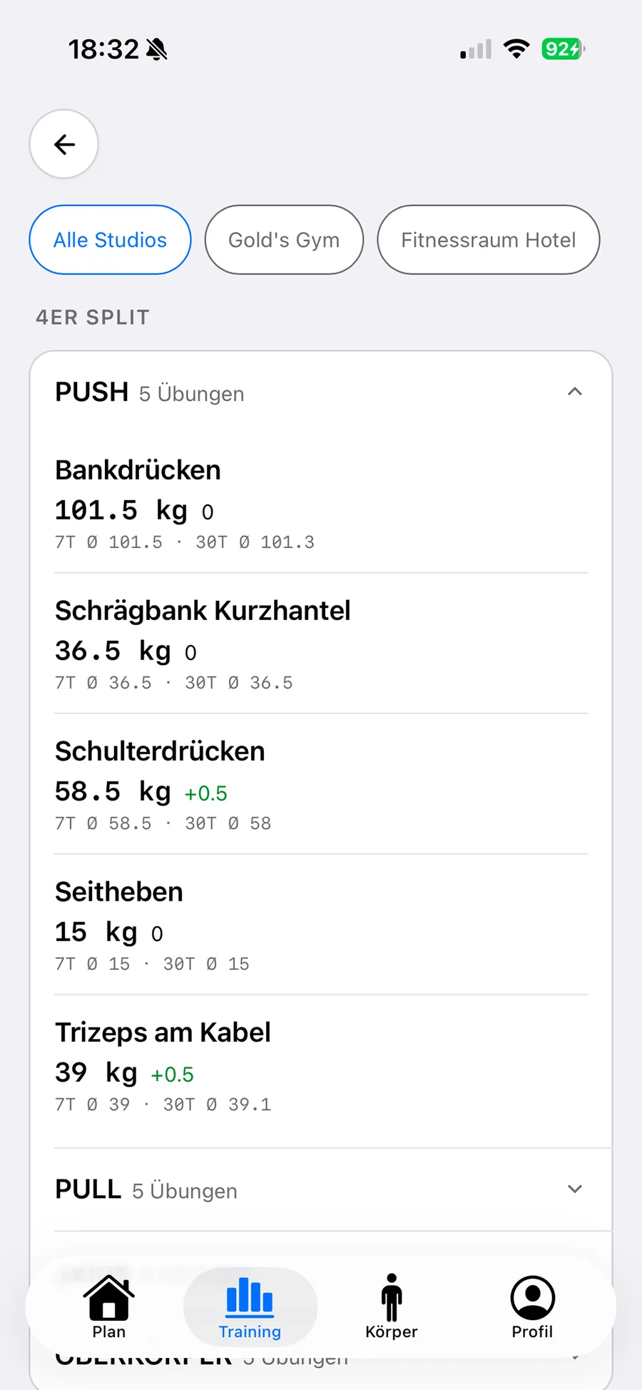 Gewichtsübersicht in gymLog mit Filter nach Studio: Alle Studios, Gold's Gym und Fitnessraum Hotel, darunter Übungen mit 7- und 30-Tage-Durchschnitt