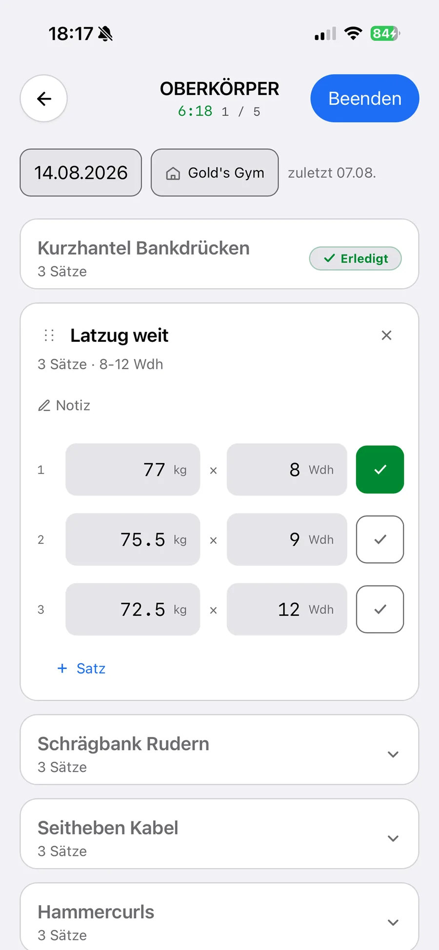 Laufendes Training in gymLog: Übung Latzug weit mit drei Sätzen, Gewicht und Wiederholungen vorausgefüllt, ein Satz abgehakt